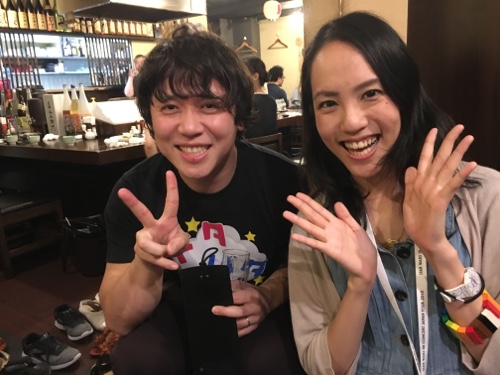 BMSのオフ会でジュンイチさんとツーショット写真を撮るペコ（2019年）