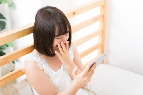 ドイツに留学している日本人女性が友達とLINE通話してホームシックを紛らわすイメージ